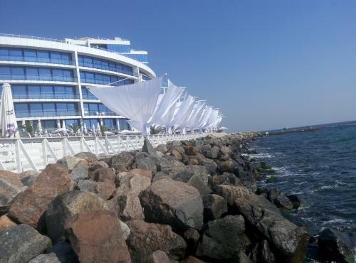 Apartment Red And White