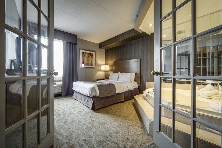 Hotel Monte Carlo Inn Airport Suites