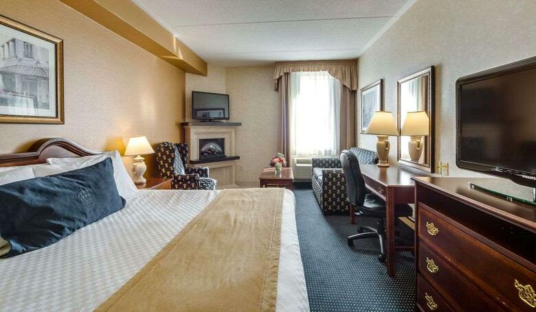 Hotel Monte Carlo Inn Airport Suites