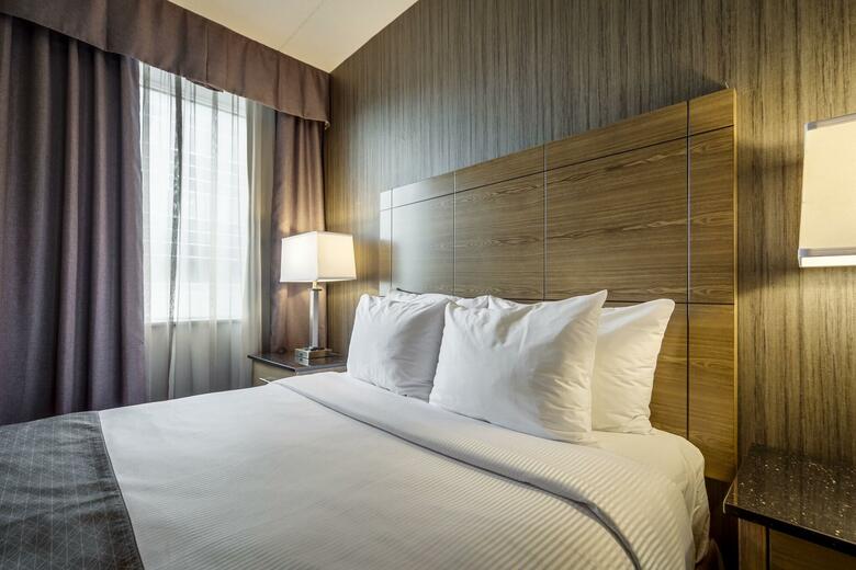 Hotel Monte Carlo Inn Airport Suites
