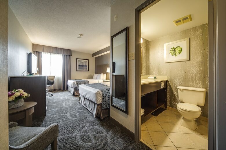 Hotel Monte Carlo Inn Airport Suites