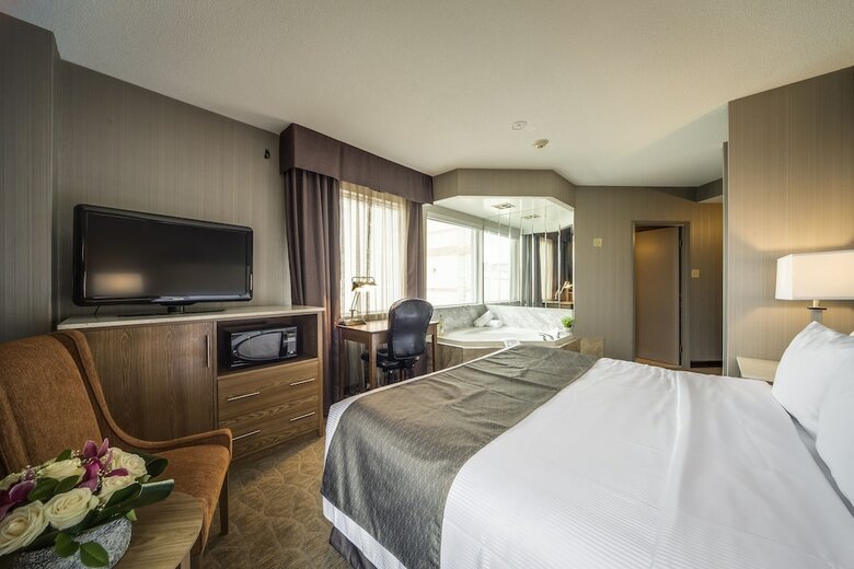 Hotel Monte Carlo Inn Airport Suites
