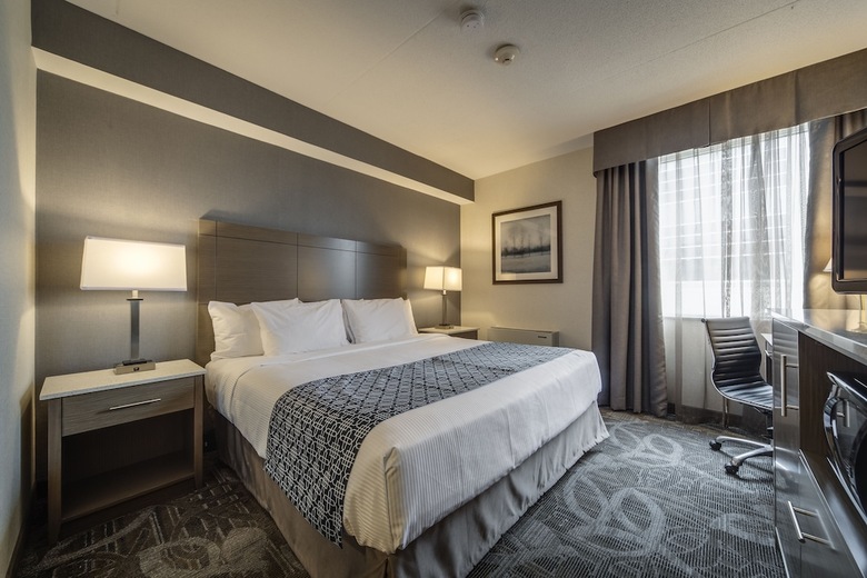 Hotel Monte Carlo Inn Airport Suites