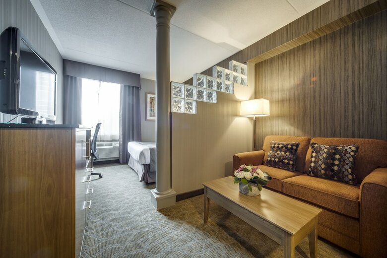 Hotel Monte Carlo Inn Airport Suites