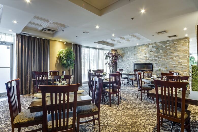 Hotel Monte Carlo Inn Airport Suites