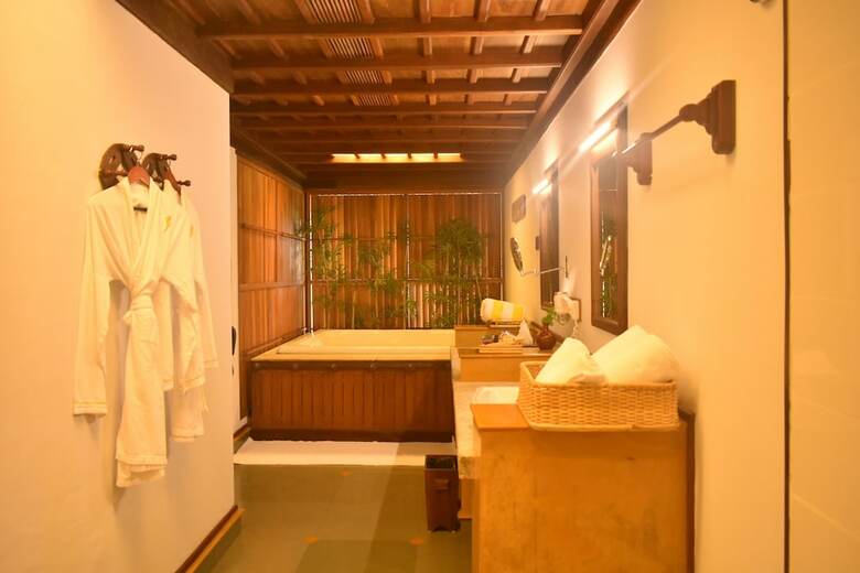 Hotel Kumarakom Lake Resort