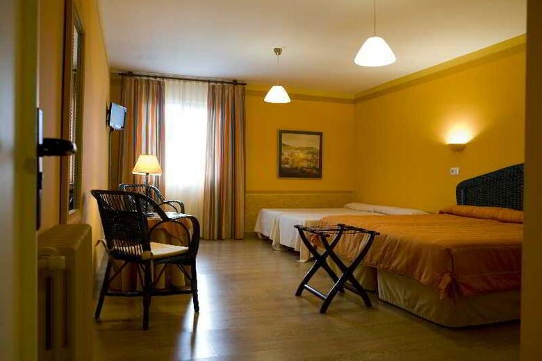 Hotel Monta�es