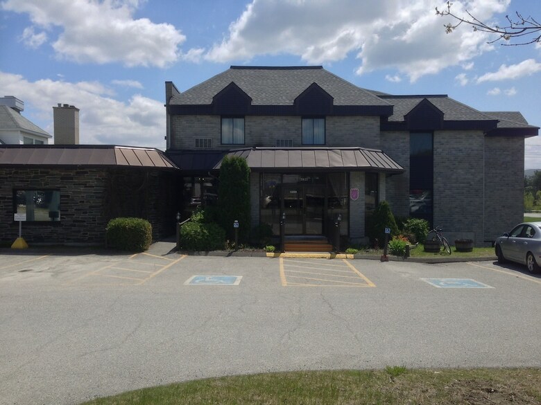 Hotel Quality Inn  Suites Brossard