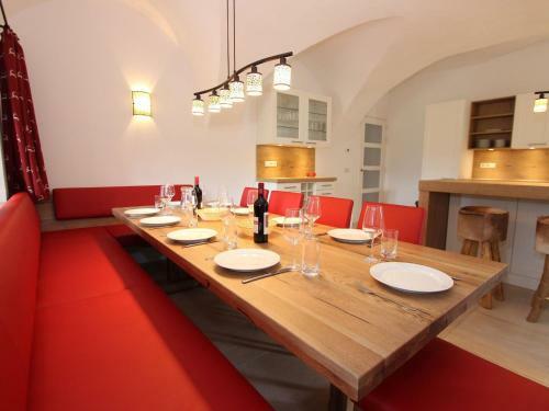 Traditional Holiday Home With Sauna In Niedernsill