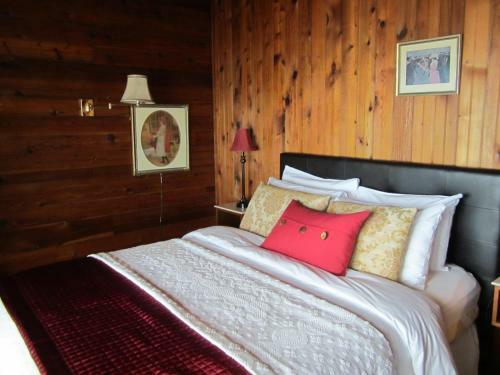 The Surf Lodge And Pub