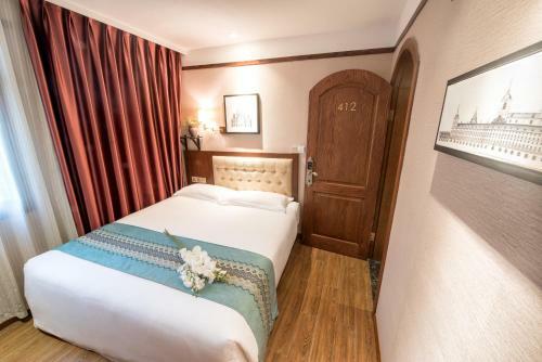 Old Time Lily Hotel