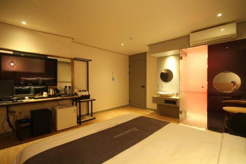 Hotel The May