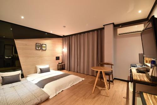 Hotel The May