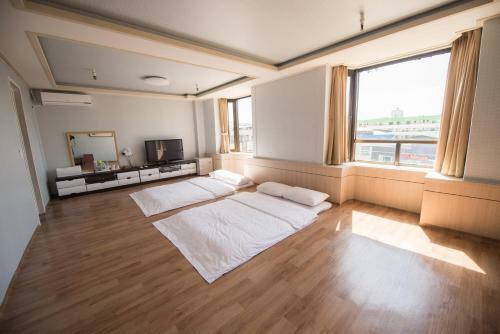 Chungmu Beach Hotel