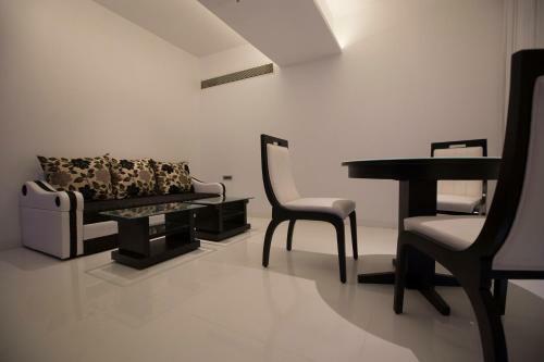The E Hotel At Eskay Resorts