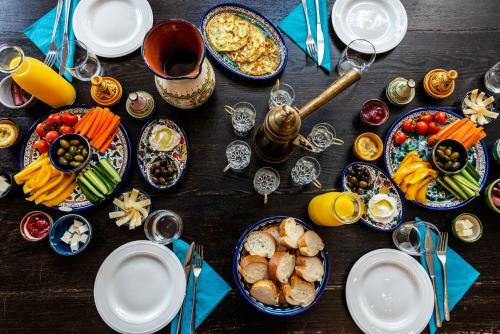 Bed & Breakfast Arabesque: An Arts And Residency Center In Old Acre