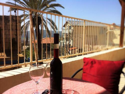 Hostal Off The Square