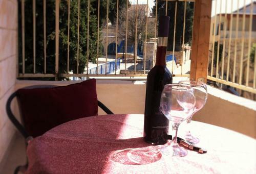 Hostal Off The Square