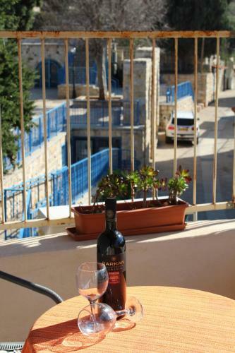Hostal Off The Square