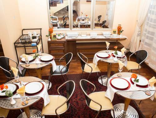 Hostal Adies Garden Suites