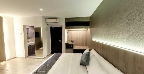 Flora By Crossroads Hotel