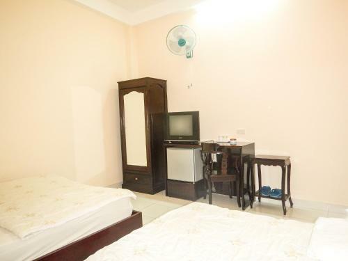 Yellow Hotel