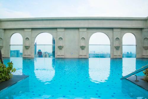 Infinity Edge Pool Apartments