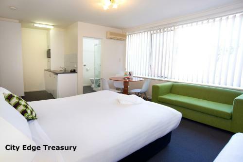Aparthotel City Edge East Melbourne Apartment Hotel