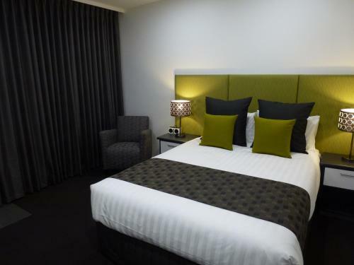 Golden Chain Tower Motor Inn