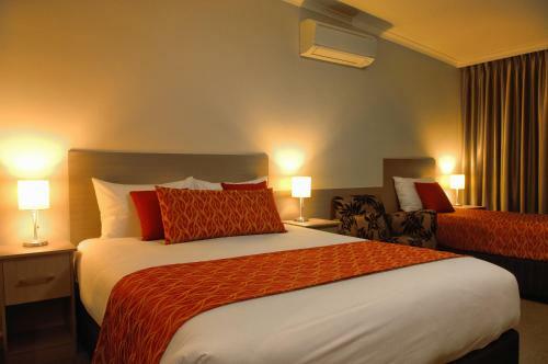 Golden Chain Tower Motor Inn