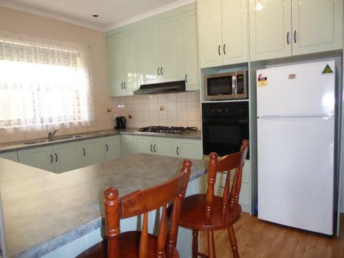 16 Crouch Street North