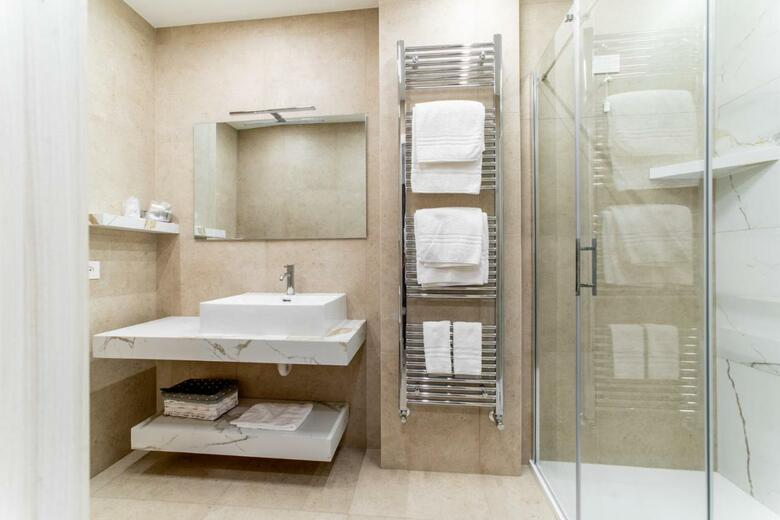 Hotel Lago Bin