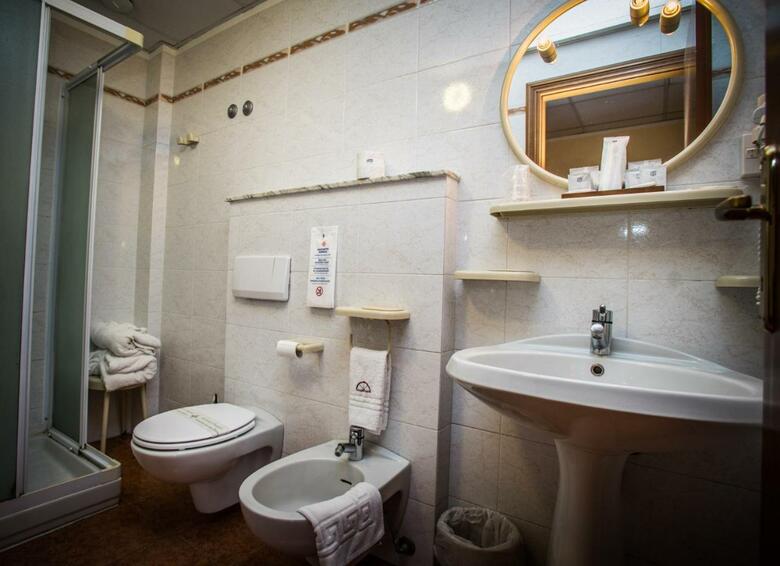 Hotel Lago Bin