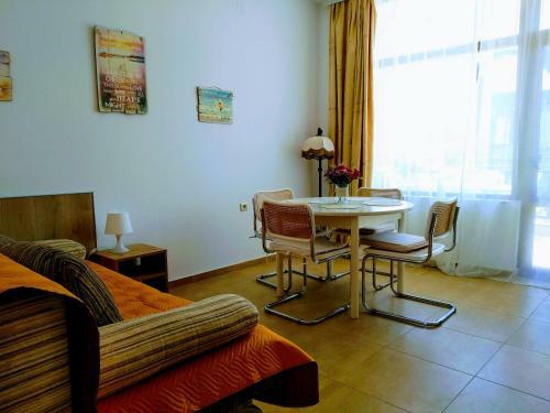 Apartments Elinor Budzhaka