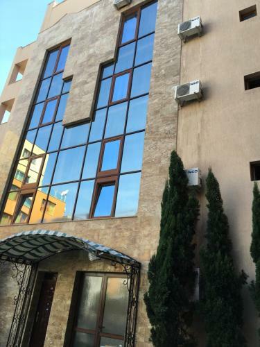 Emerald Paradise Apartments Complex