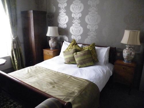 Hotel Saracens Head