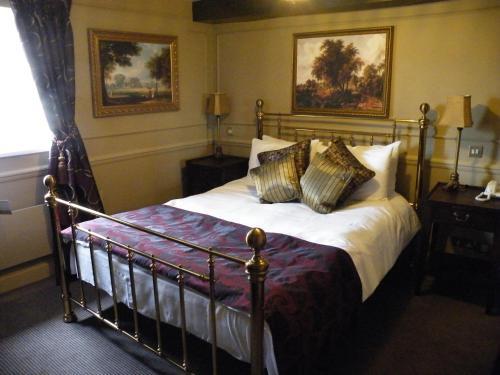 Hotel Saracens Head