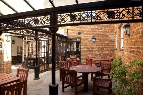 Hotel Saracens Head