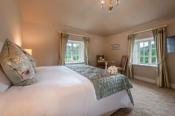 Woodenbridge Hotel & Lodge