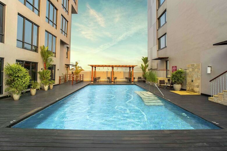 Hotel Muthoot Plaza