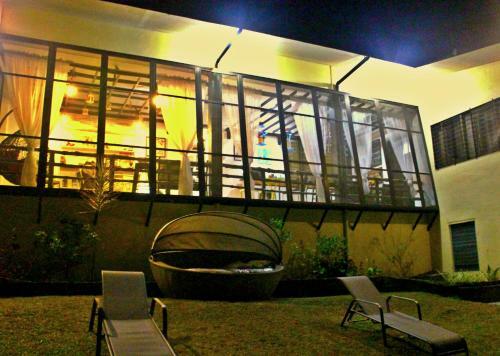Mountain Breeze Hostel - Tagaytay Center
