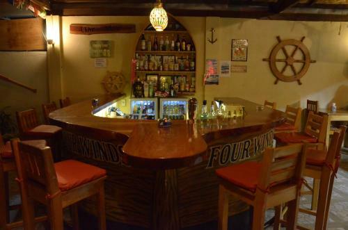 Posada Captain's Lodge And Bar