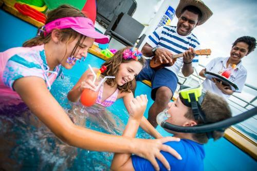 Captain Cook Cruises Fiji - Reef Endeavour