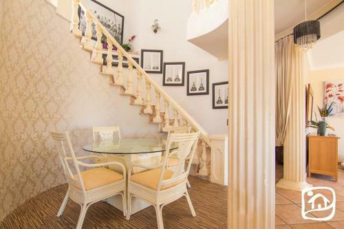 Abahana Villas Chaplin