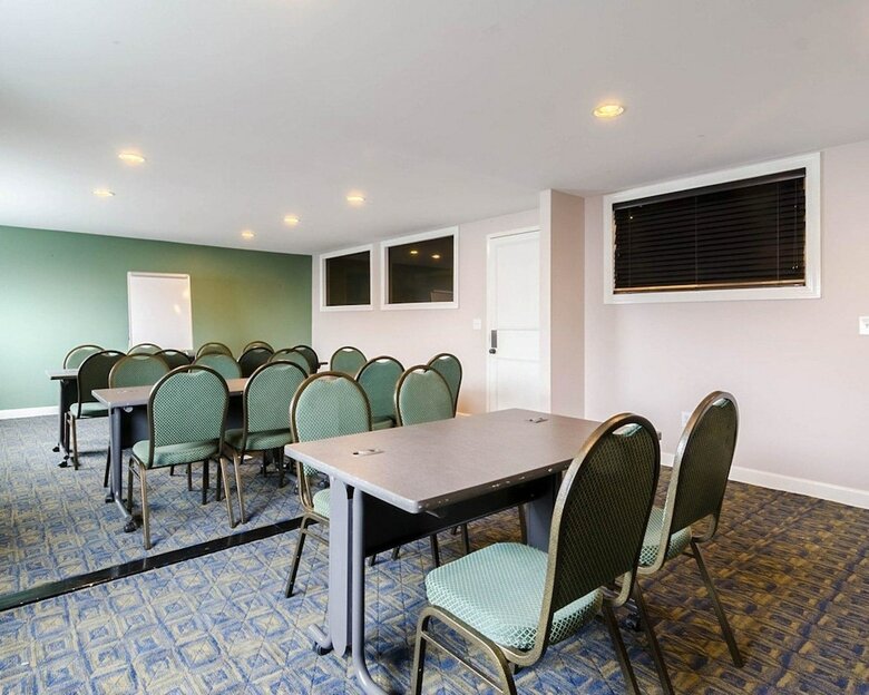 Hotel Clarion Inn & Suites