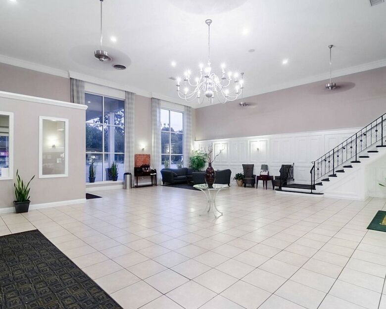 Hotel Clarion Inn & Suites