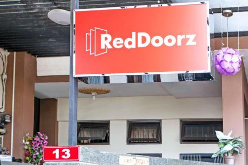 Hostal Reddoorz Near Isola Upi
