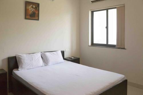 2 Bedroom Apartment Near Candolim Beach Cm012