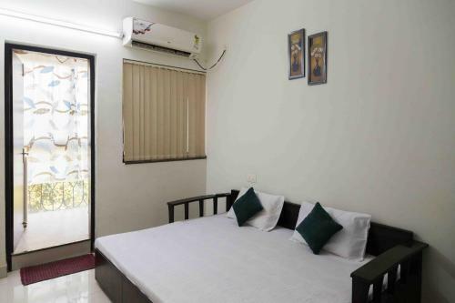 2 Bedroom Apartment Near Candolim Beach Cm012