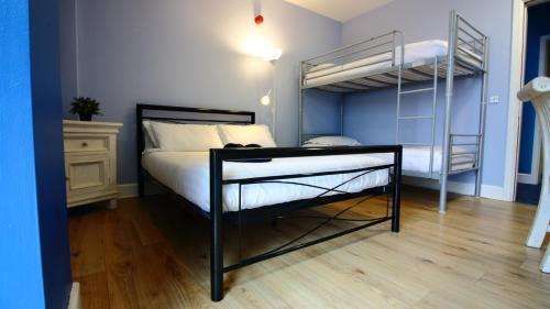 Snoozles Tourist Hostel